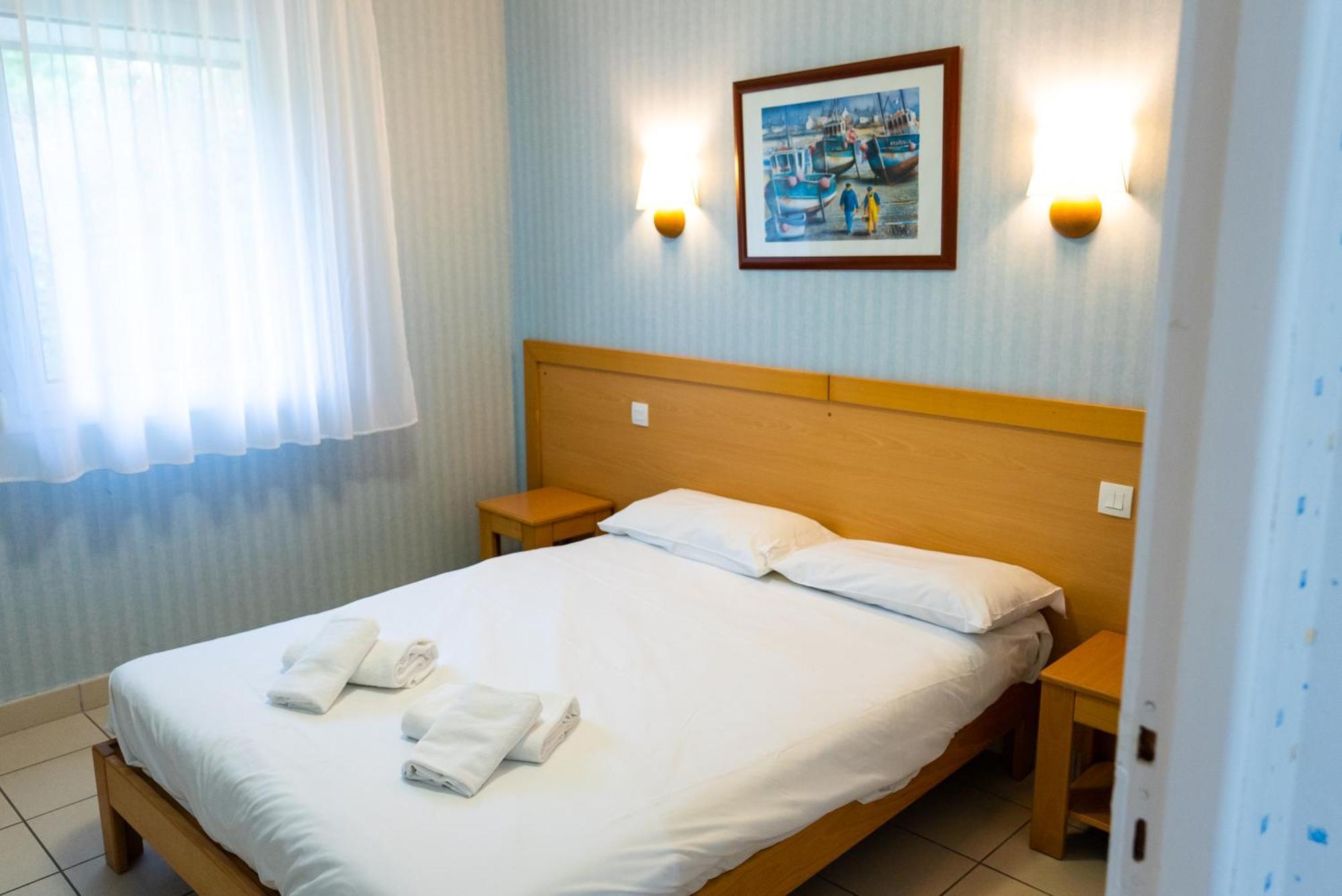 Azureva Tregunc Hotel Bagian luar foto